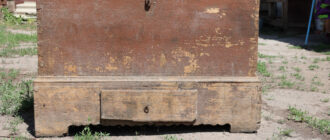 Неймовірна знахідка - з прифронтового села на Запоріжжі вивезли старовинну родинну скриню (фото)