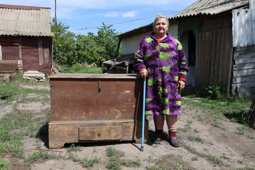 Неймовірна знахідка - з прифронтового села на Запоріжжі вивезли старовинну родинну скриню (фото)