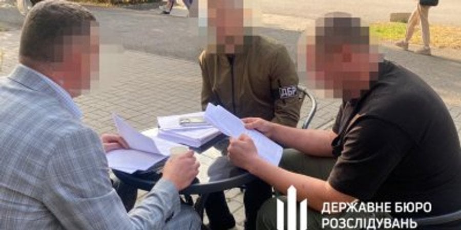 Співробітнику військкомату загрожує до 12 років в’язниці (Фото:ДБР)