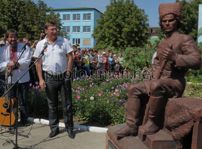 Окупанти розбили пам'ятник Нестору Махну у центрі Гуляйполя - що відомо про скульптуру
