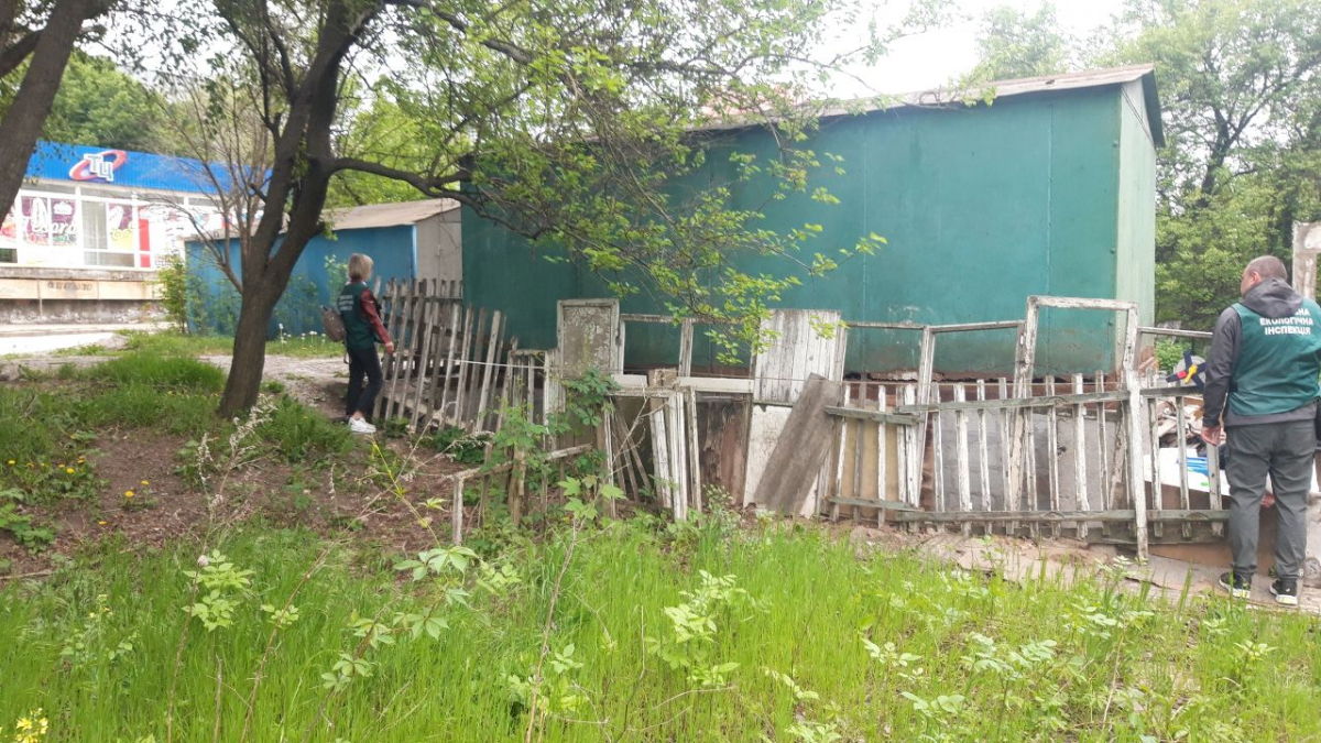 Перекрили доступ до води - на березі річки в Запоріжжі незаконно встановили гараж та огорожу (фото)