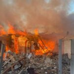 Спалені будинки, розбиті тролейбуси, велетенські вирви — фото і відео наслідків ударів РФ 8 травня