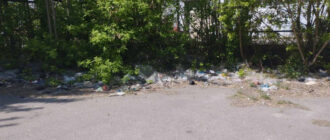 У Запоріжжі поблизу зупинки громадського транспорту утворилося сміттєзвалище (фото)