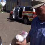 Великдень під обстрілами - рятувальники доставили святкові смаколики мешканцям прифронтового Оріхова (відео)