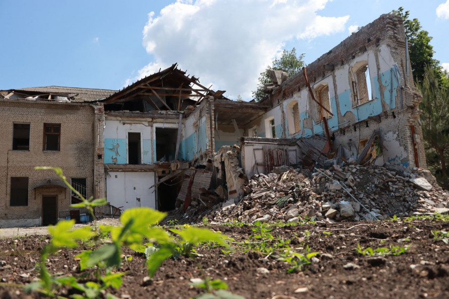 Відновлять не повністю - як просувається відбудова лікарні у Вільнянську, в яку влучила російська ракета