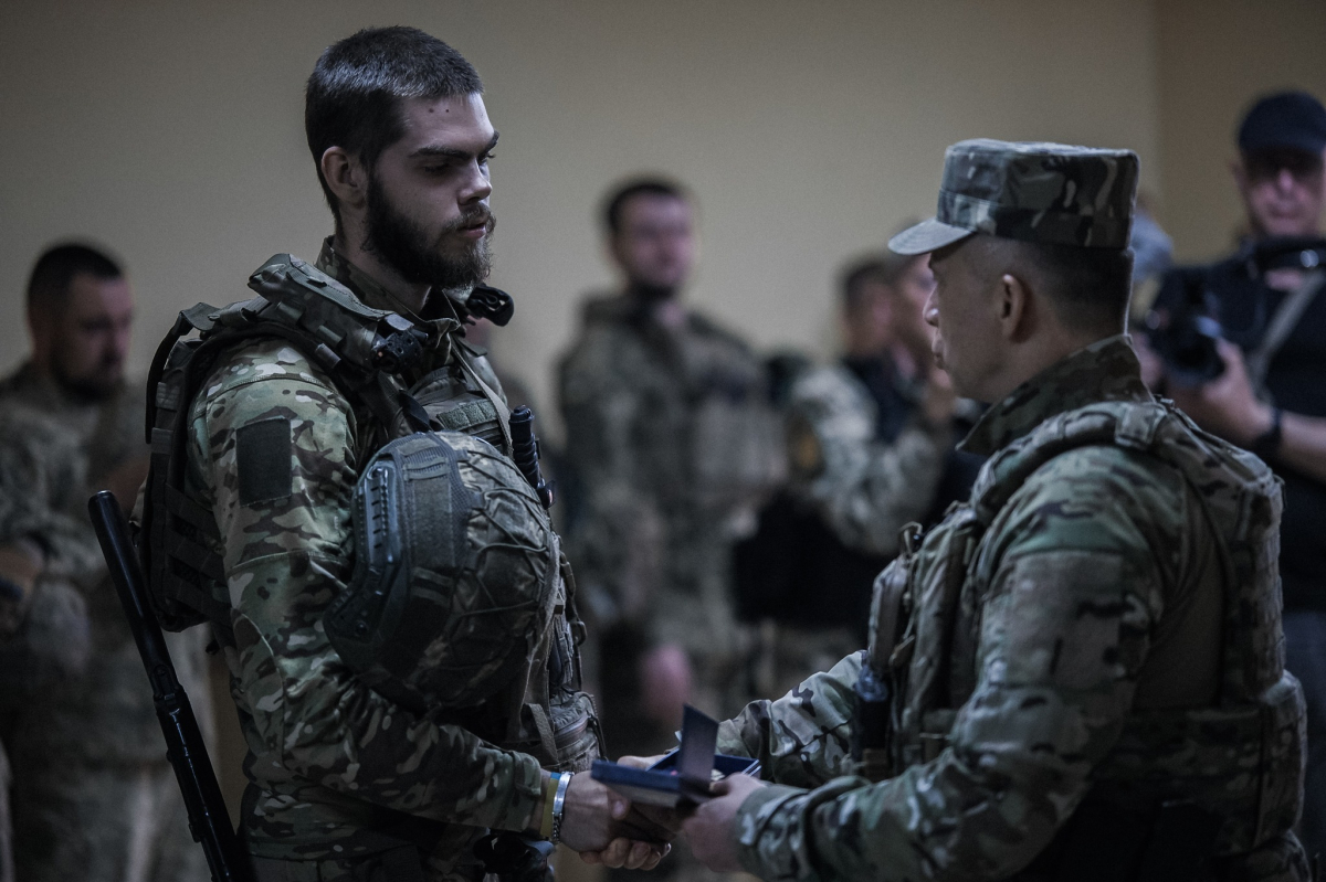 Військовослужбовець з Запоріжжя отримав нагрудний знак «Хрест хоробрих» - що відомо