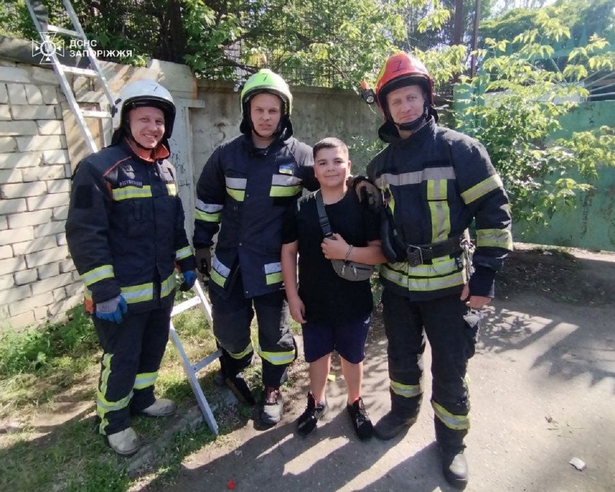 Заліз і не міг спуститися - у Запоріжжі рятувальники зняли з даху хлопчика (фото)