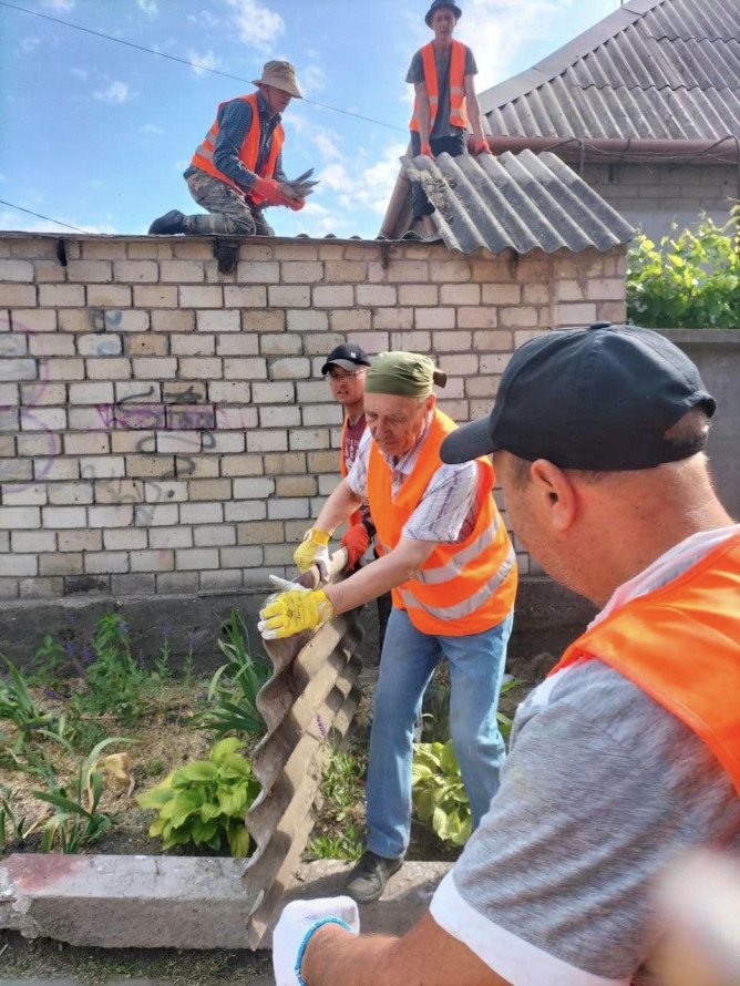 Запорізькі волонтери відновили будинок, що постраждав від ракетного удару - фото