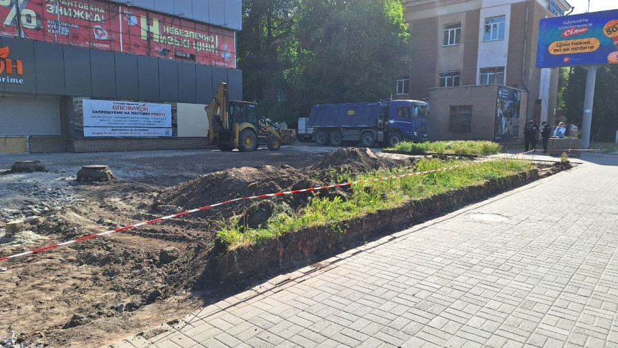 Знищили клумбу, щоб збудувати стоянку - на центральному проспекті Запоріжжя розпочали незаконні земельні роботи