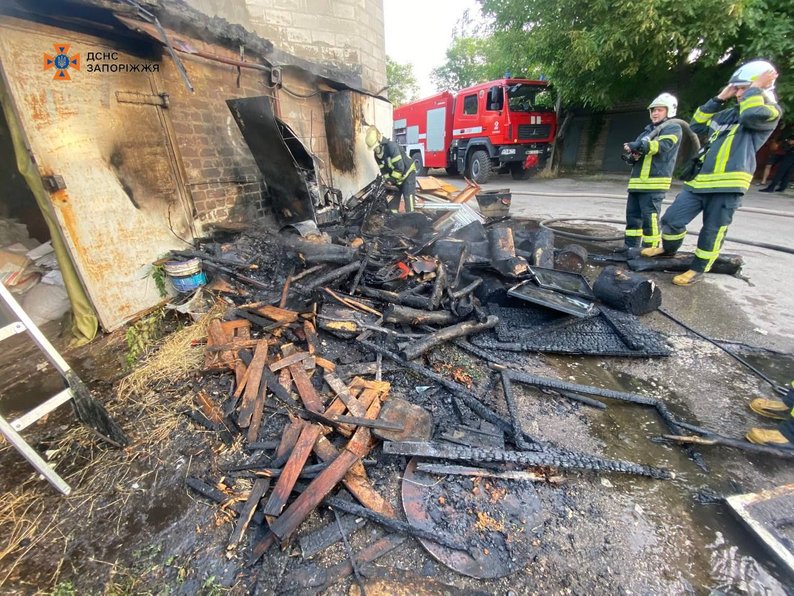 У Запоріжжі сталася пожежа біля гаража: ймовірна причина загоряння — необережне поводження з вогнем