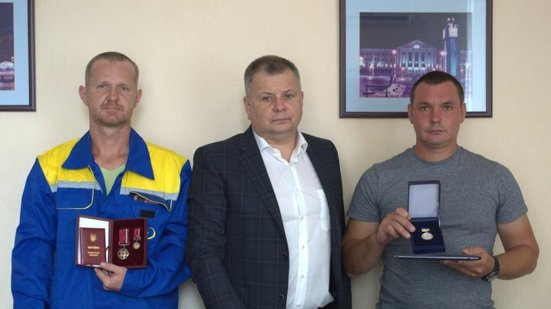 Запорізькі енергетики Анатолій Панський та Павло Сисоєв отримали державні нагороди за роботу на прифронтових територіях