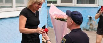 "Хочу, щоб вона була поруч зі мною завжди": у Запоріжжі співробітник ДСНС освідчився коханій під час навчань з евакуації