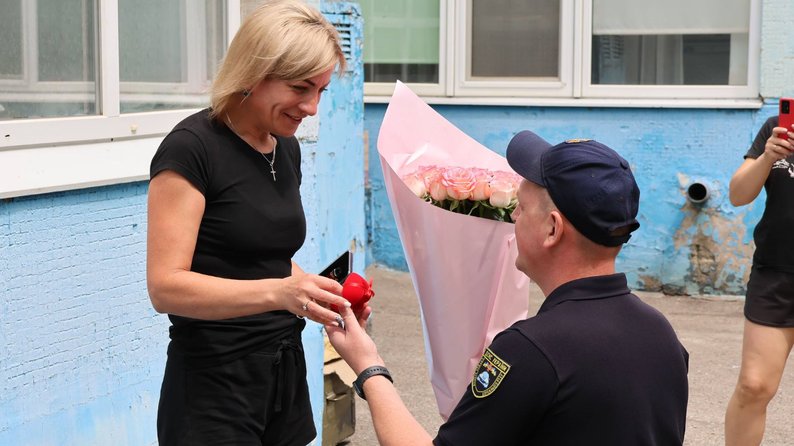 "Хочу, щоб вона була поруч зі мною завжди": у Запоріжжі співробітник ДСНС освідчився коханій під час навчань з евакуації