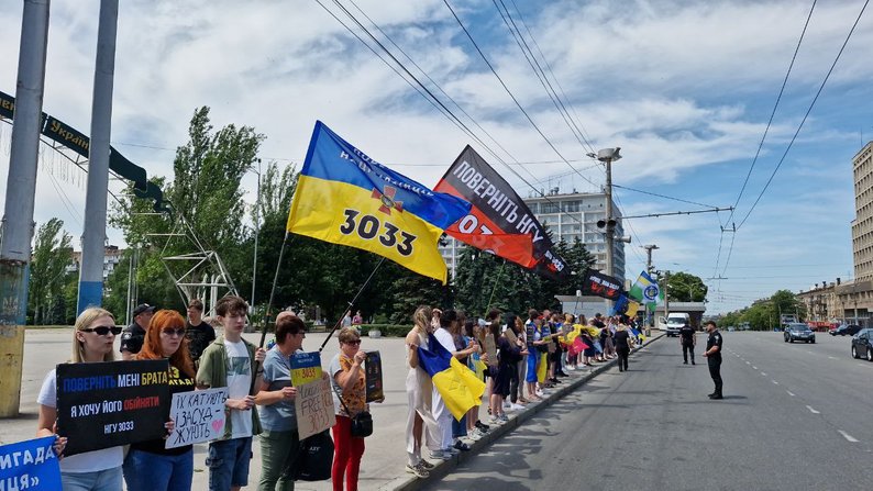 "Наш обов'язок — боротися за них": у Запоріжжі відбулася акція на підтримку полонених захисників Маріуполя