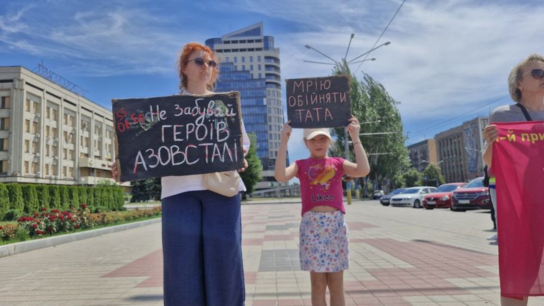 "Наш обов'язок — боротися за них": у Запоріжжі відбулася акція на підтримку полонених захисників Маріуполя