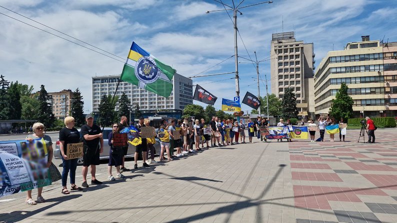 "Наш обов'язок — боротися за них": у Запоріжжі відбулася акція на підтримку полонених захисників Маріуполя