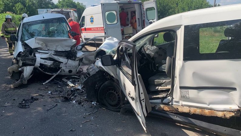 У Запоріжжі сталася ДТП: в автівці затисло чоловіка — ДСНС