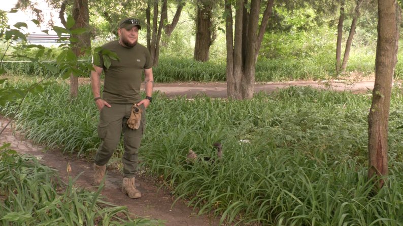 "Тільки лінивий не питав за орієнтацію": історія візажиста, який воює на Запорізькому напрямку