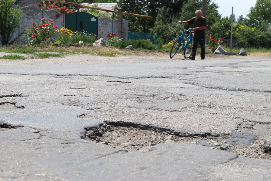 Для евакуації з фронту та цивільної логістики - важлива дорога у Запорізькій області знаходиться в жахливому стані (фото)