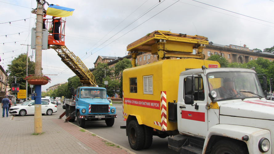 До Дня Конституції - головний проспект Запоріжжя прикрасить тисяча прапорів (фото)