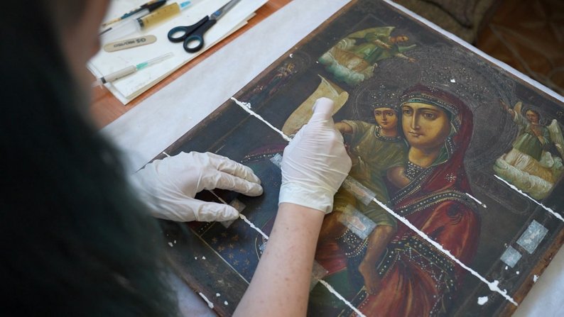 Дає нове життя іконам 19 сторіччя: як працює реставраторка Національного заповідника “Хортиця”