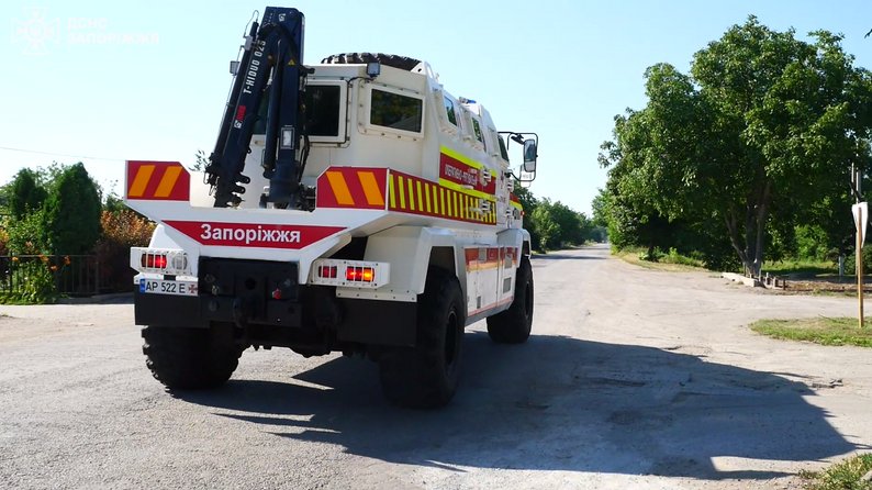 У Запорізькій області рятувальники залучили до виконання гуманітарної місії бронеавтомобіль КрАЗ "Шрек"