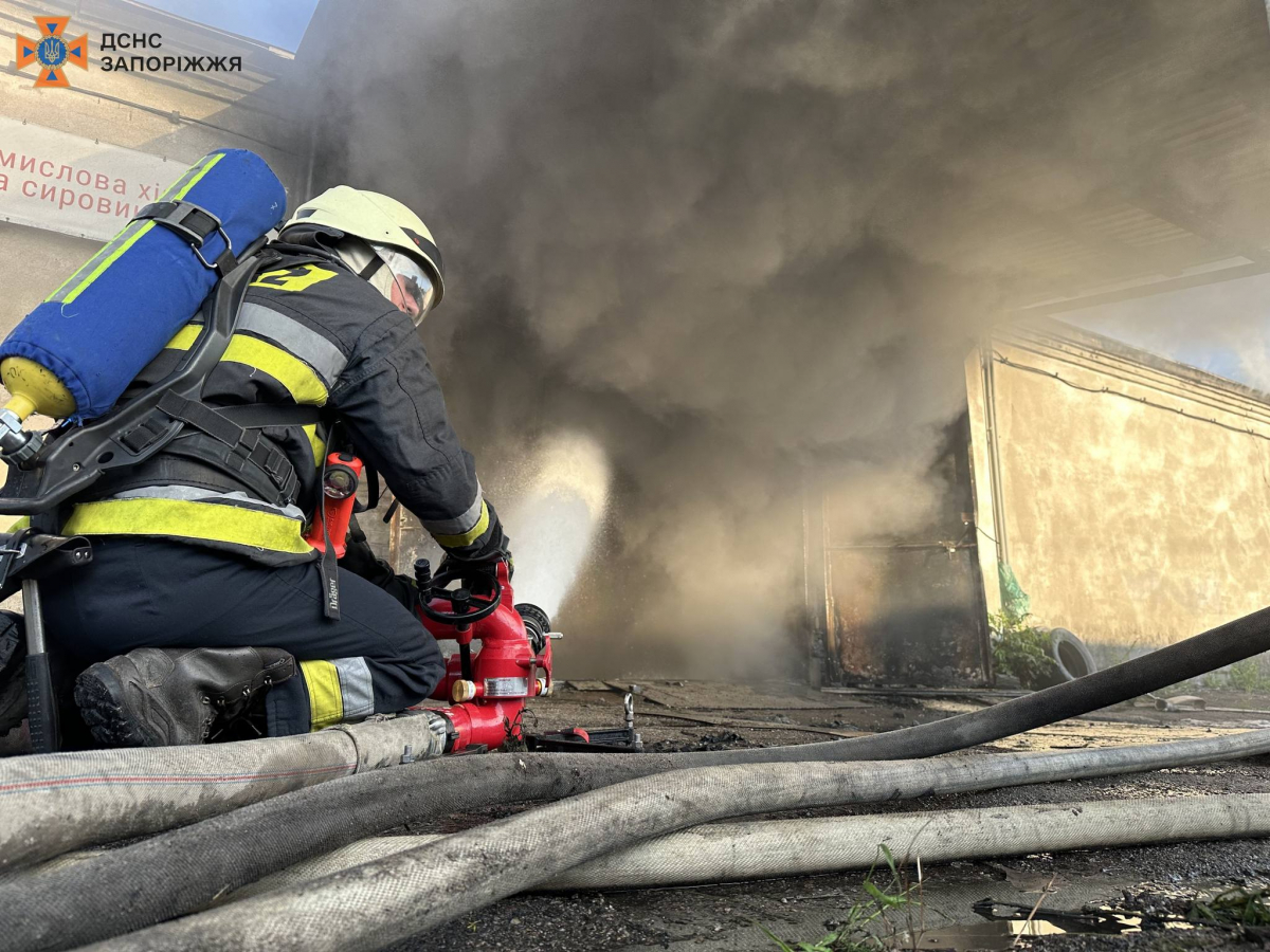 На одному із запорізьких підприємств сталась масштабна пожежа - подробиці (відео, фото)
