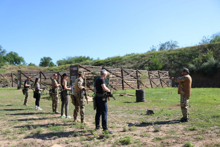 Навчать кожного - як у Запоріжжі проводять заняття зі стрільби для цивільних (фото)