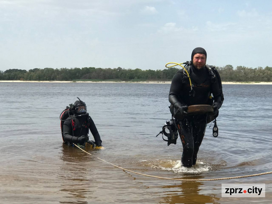 Обстежував берег - у Запоріжжі легендарний пес Патрон працював разом з саперами (фото)