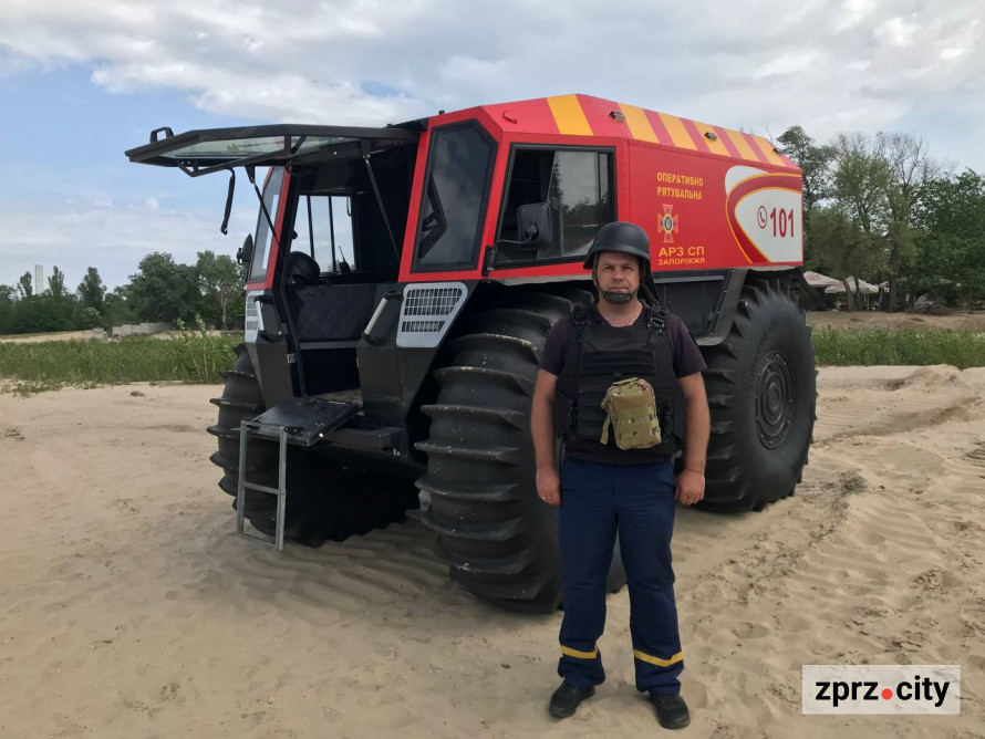 Обстежував берег - у Запоріжжі легендарний пес Патрон працював разом з саперами (фото)