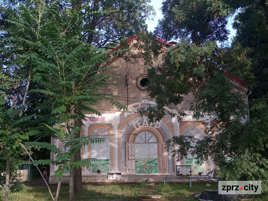 Прем'єру запорізького театру на Хортиці грали з генератором - фото