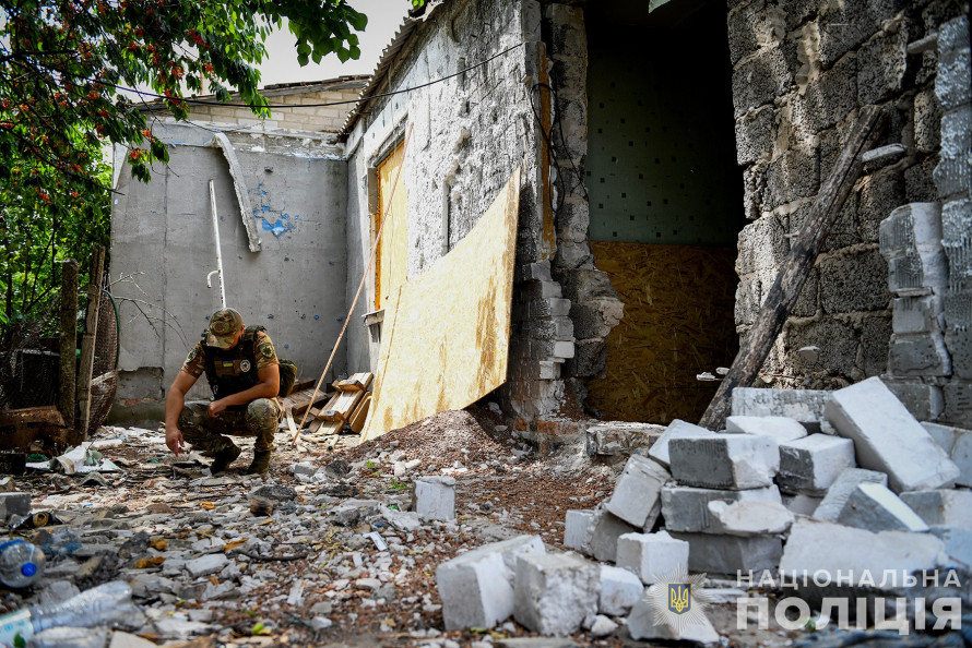 Прилетіло у "безпечну" спальню та вибило стіну - як живуть у селі на кордоні Запорізького та Василівського районів