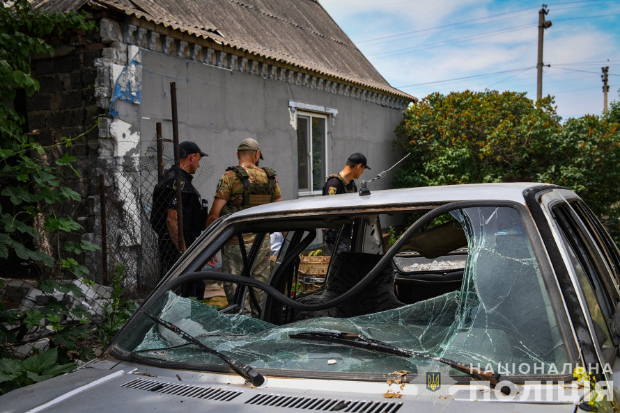 Прилетіло у "безпечну" спальню та вибило стіну - як живуть у селі на кордоні Запорізького та Василівського районів