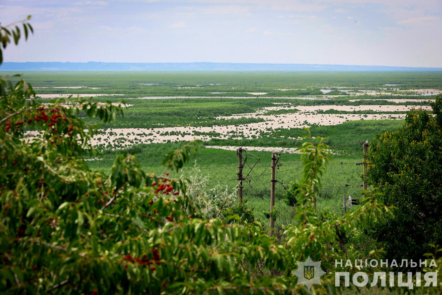 Прилетіло у "безпечну" спальню та вибило стіну - як живуть у селі на кордоні Запорізького та Василівського районів