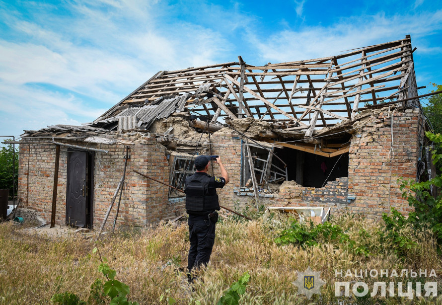 Прилетіло у "безпечну" спальню та вибило стіну - як живуть у селі на кордоні Запорізького та Василівського районів