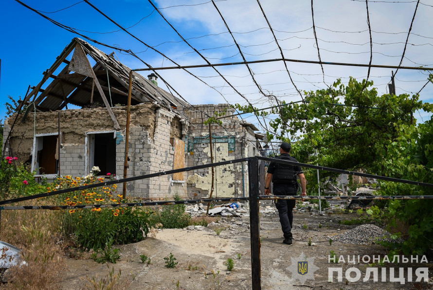 Прилетіло у "безпечну" спальню та вибило стіну - як живуть у селі на кордоні Запорізького та Василівського районів