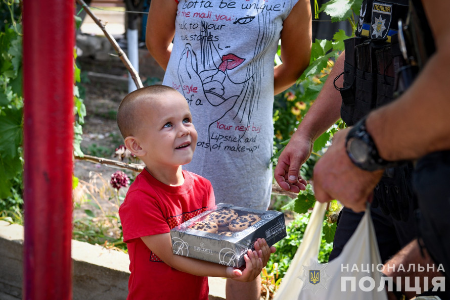 Прилетіло у "безпечну" спальню та вибило стіну - як живуть у селі на кордоні Запорізького та Василівського районів