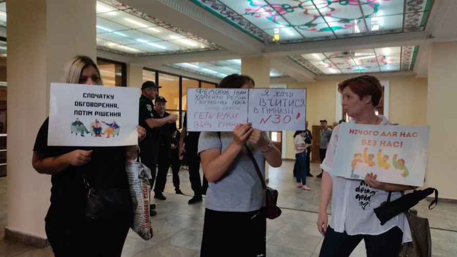 Протести не допомогли - у Запоріжжі закрили низку шкіл та дитячих садочків