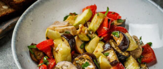 Смакота: салат із запеченим курячим м'ясом, баклажанами і кабачками - готуємо за рецептом Євгена Клопотенка