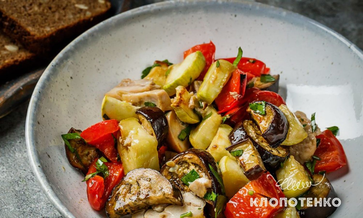 Смакота: салат із запеченим курячим м'ясом, баклажанами і кабачками - готуємо за рецептом Євгена Клопотенка