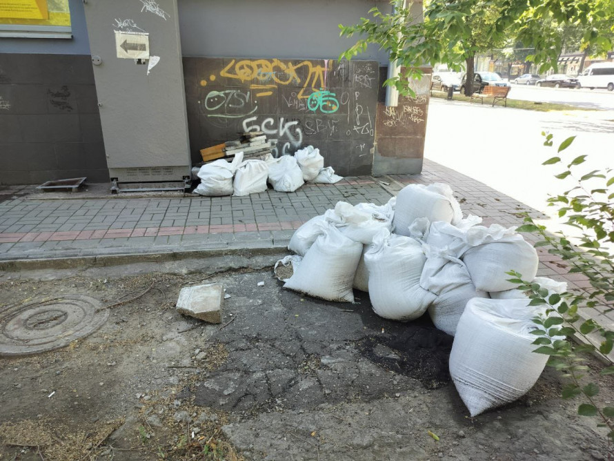 Сміття на проспекті - у Запоріжжі підприємець влаштував звалище в центрі міста (фото)