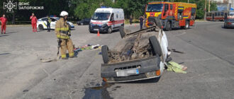 У Запоріжжі автівка перекинулася на дах - постраждали водій та пасажир (фото)