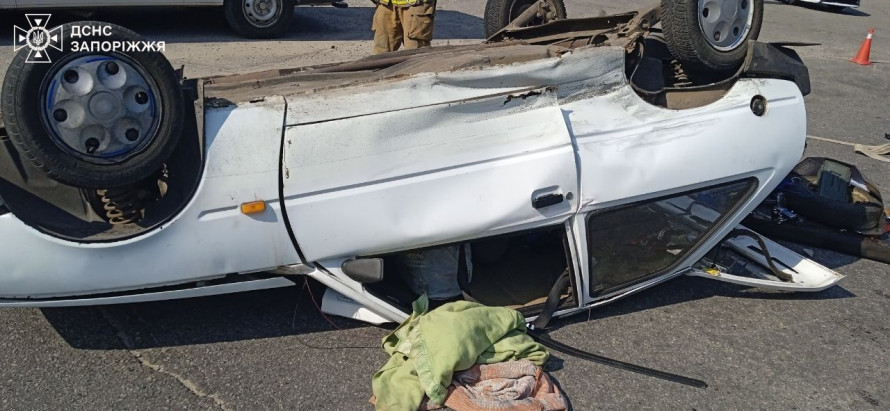 У Запоріжжі автівка перекинулася на дах - постраждали водій та пасажир (фото)