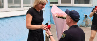 У Запоріжжі рятувальник освідчився своїй коханій під час тактичних навчань (фото, відео)