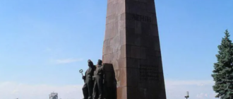 У Запоріжжі стартував продаж найбільшої в Україні бронзової скульптури леніна - також продають робочих, інженера та колгоспницю