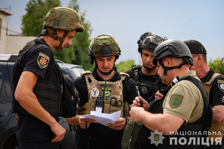 Ворог скинув на селище у Запорізькому районі фугасну авіабомбу - евакуювали жителів (відео)