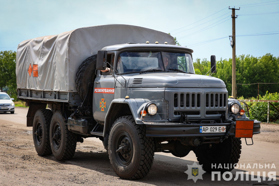 Ворог скинув на селище у Запорізькому районі фугасну авіабомбу - евакуювали жителів (відео)