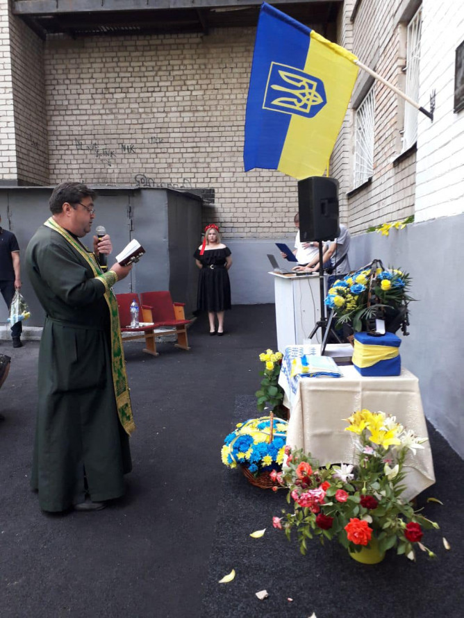 Загинув, захищаючи країну - у Запоріжжі на честь полеглого захисника встановили меморіальну дошку (фото)