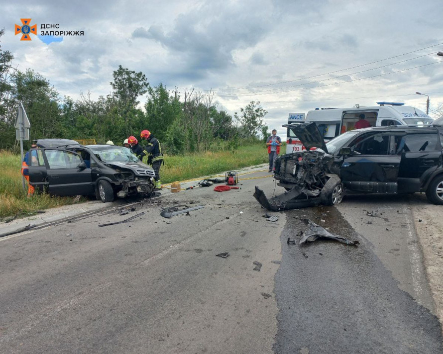 Затисло в понівеченій автівці - у Запорізькому районі сталася ДТП із постраждалими (фото)