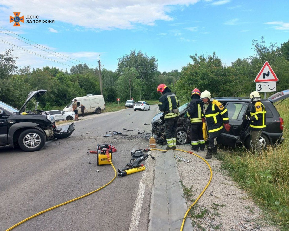 Затисло в понівеченій автівці - у Запорізькому районі сталася ДТП із постраждалими (фото)